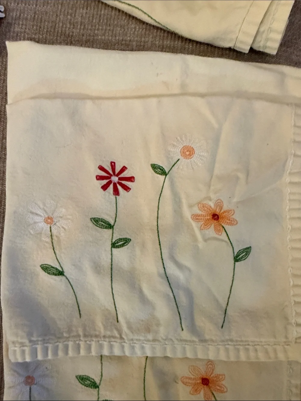 VINTAGE CLOTH NAPKINCream Embroidered Floral Set - Cream Daisy Design